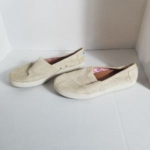 TOMS BEIGE FLAT SLIP ON SHOE SIZE 6.5